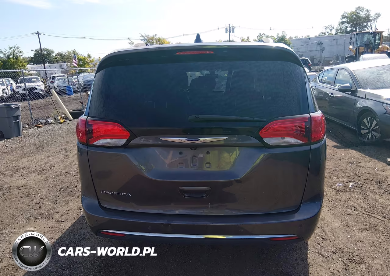 2018 Chrysler Pacifica Touring L VIN:2C4RC1BGXJR174387 - 16