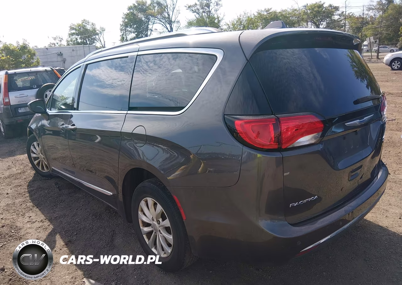 2018 Chrysler Pacifica Touring L VIN:2C4RC1BGXJR174387 - 3