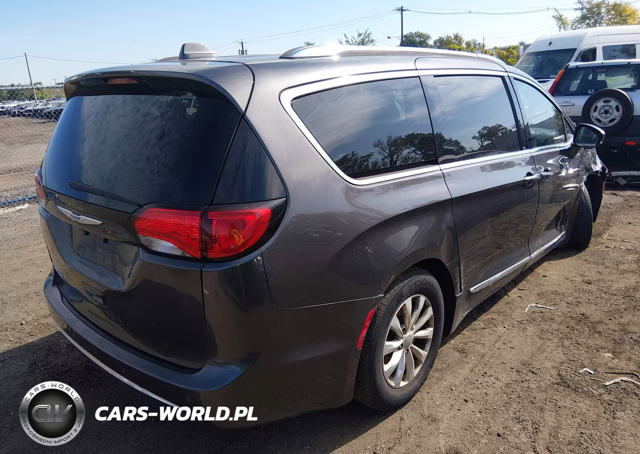 2018 Chrysler Pacifica Touring L VIN:2C4RC1BGXJR174387 - 4