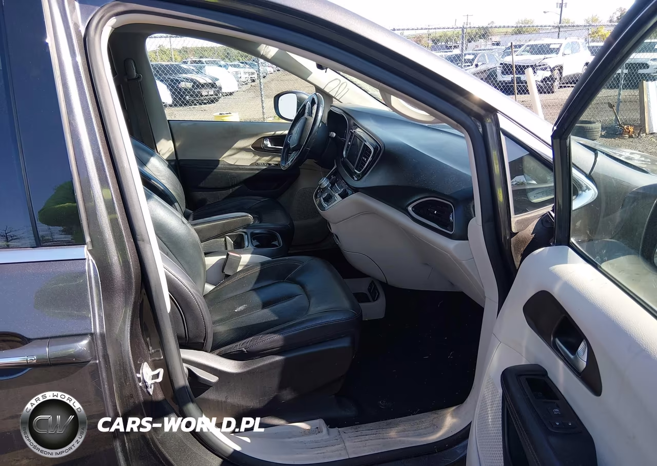2018 Chrysler Pacifica Touring L VIN:2C4RC1BGXJR174387 - 5