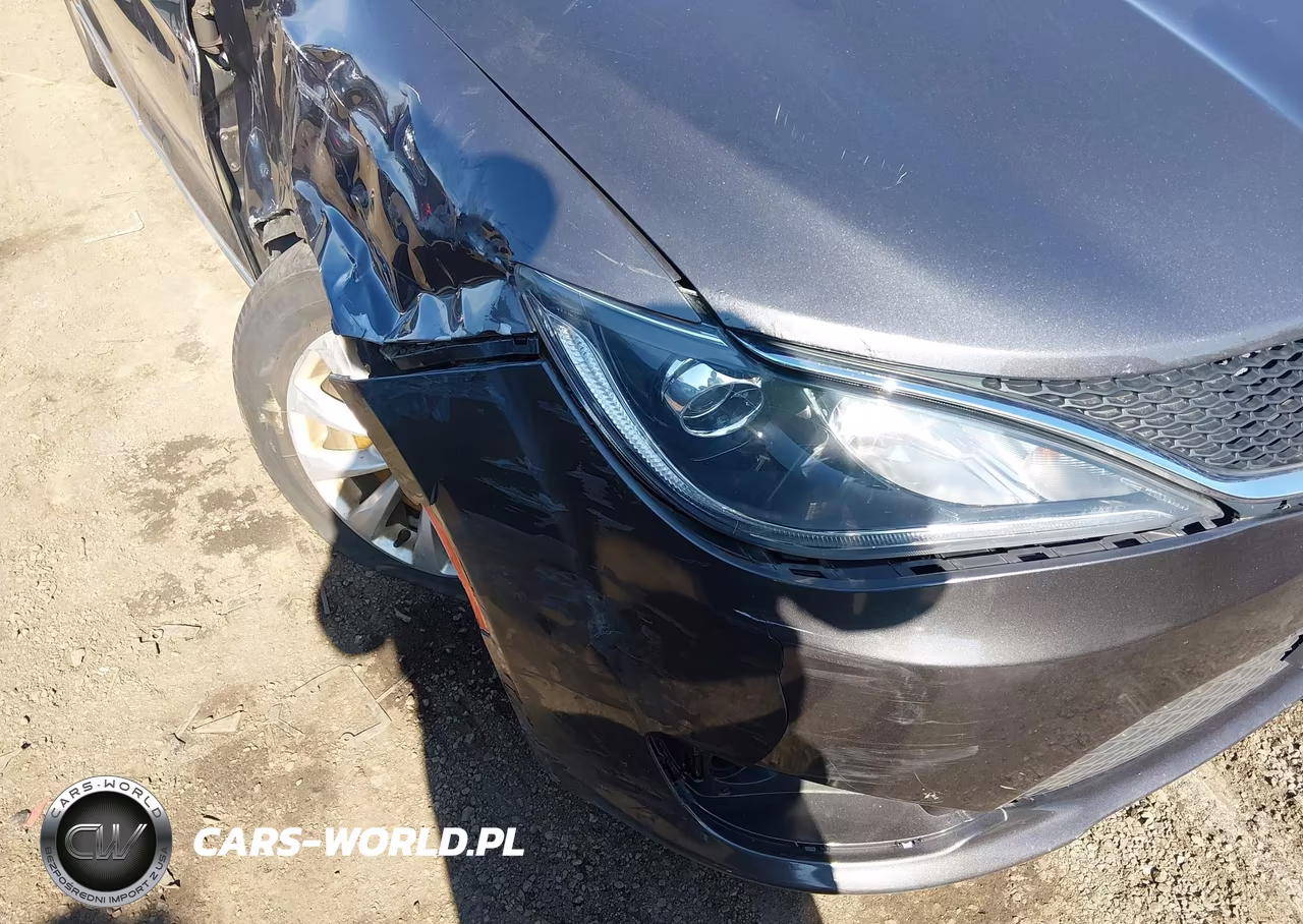 2018 Chrysler Pacifica Touring L VIN:2C4RC1BGXJR174387 - 6