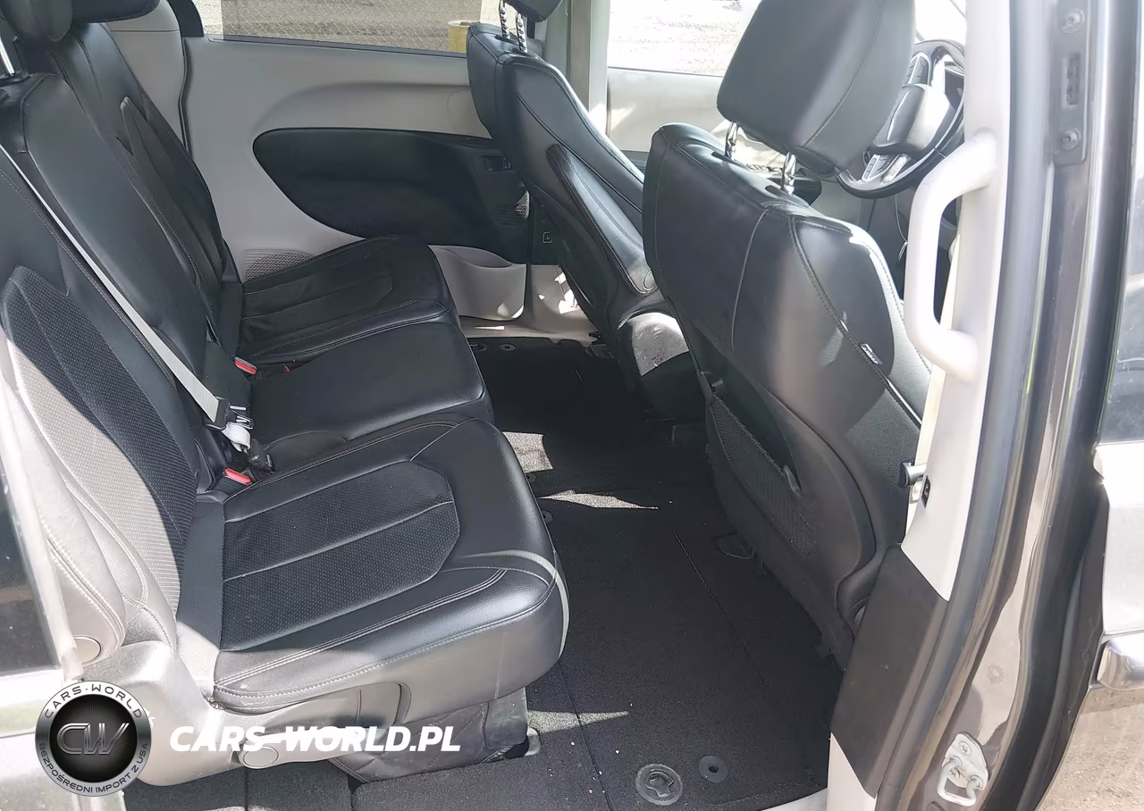 2018 Chrysler Pacifica Touring L VIN:2C4RC1BGXJR174387 - 8