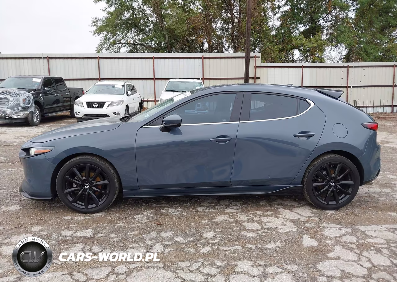 2022 Mazda Mazda3 Premium VIN:JM1BPAMLXN1510985 - 14