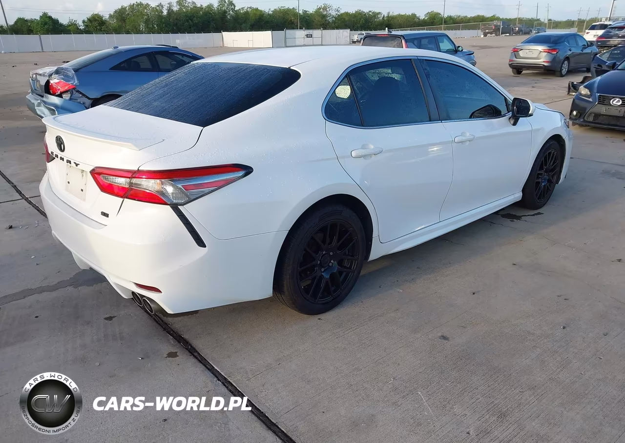 2018 Toyota Camry Se VIN:4T1B11HK0JU558048 - 4