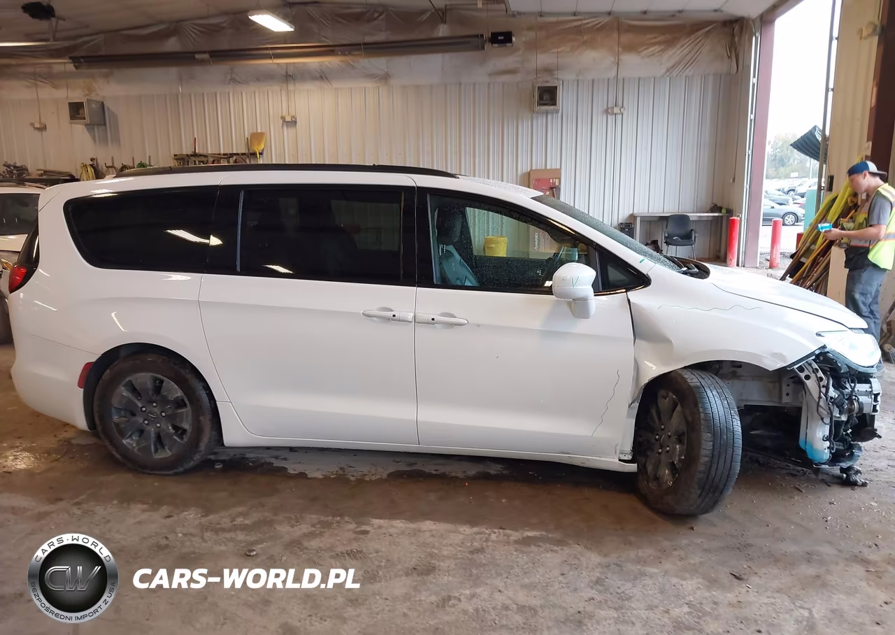 2020 Chrysler Pacifica Hybrid Touring L VIN:2C4RC1L76LR263522 - 13