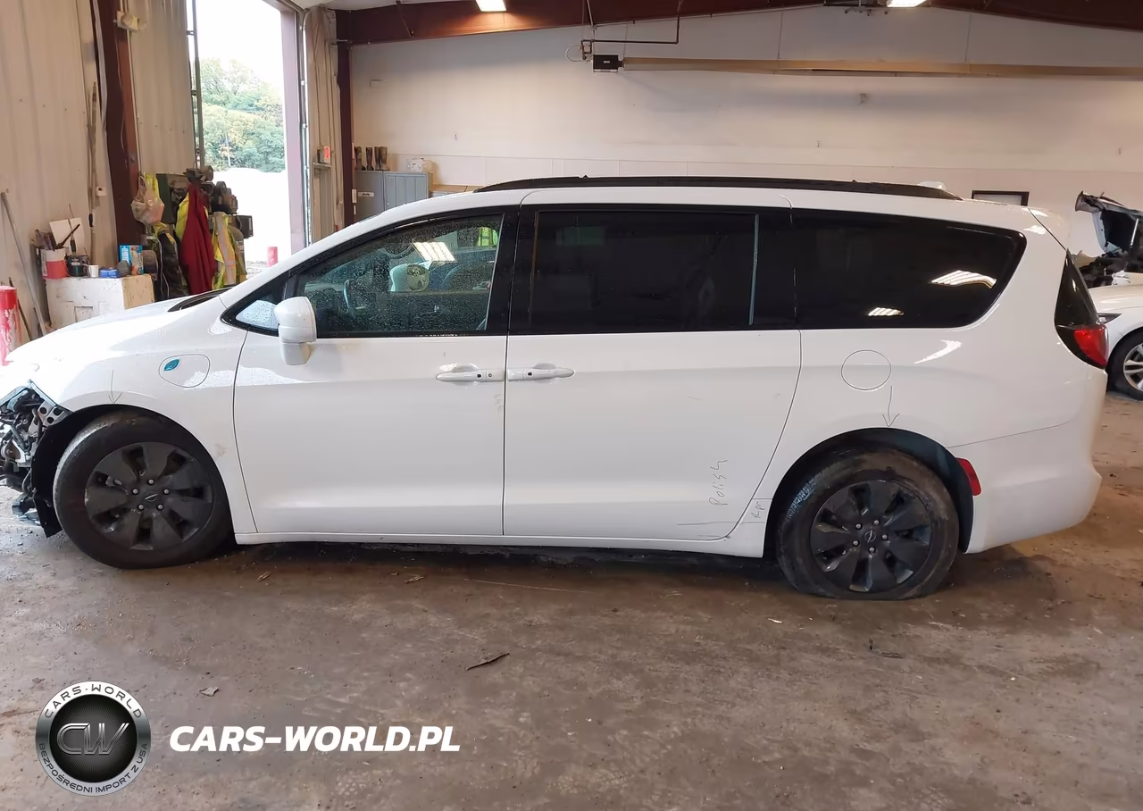 2020 Chrysler Pacifica Hybrid Touring L VIN:2C4RC1L76LR263522 - 14