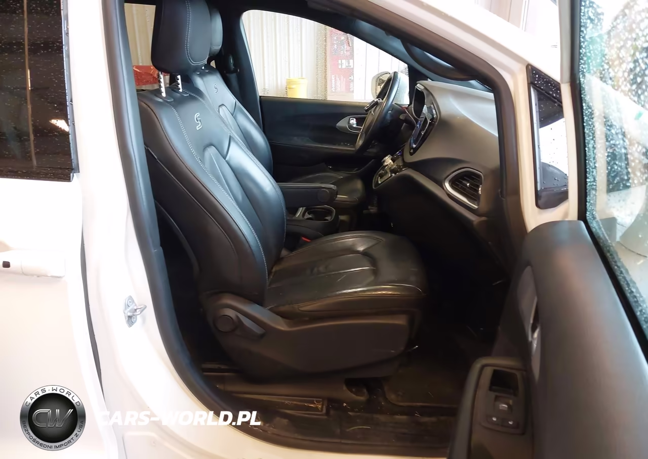 2020 Chrysler Pacifica Hybrid Touring L VIN:2C4RC1L76LR263522 - 5