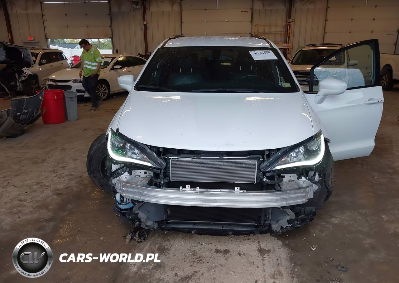 2020 Chrysler Pacifica Hybrid Touring L VIN:2C4RC1L76LR263522 - 6