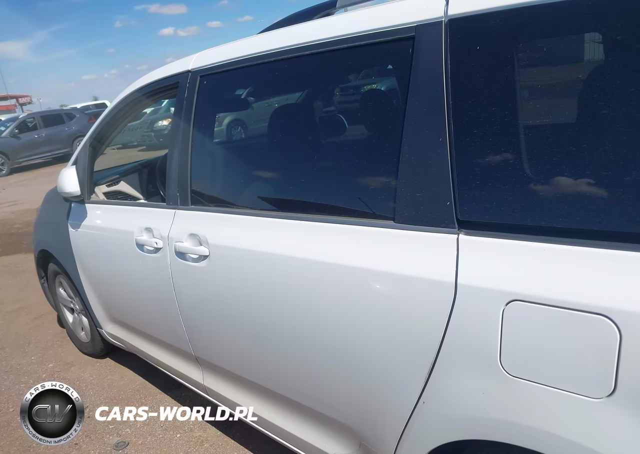 2015 Toyota Sienna Le 8 Passenger VIN:5TDKK3DC4FS618761 - 14