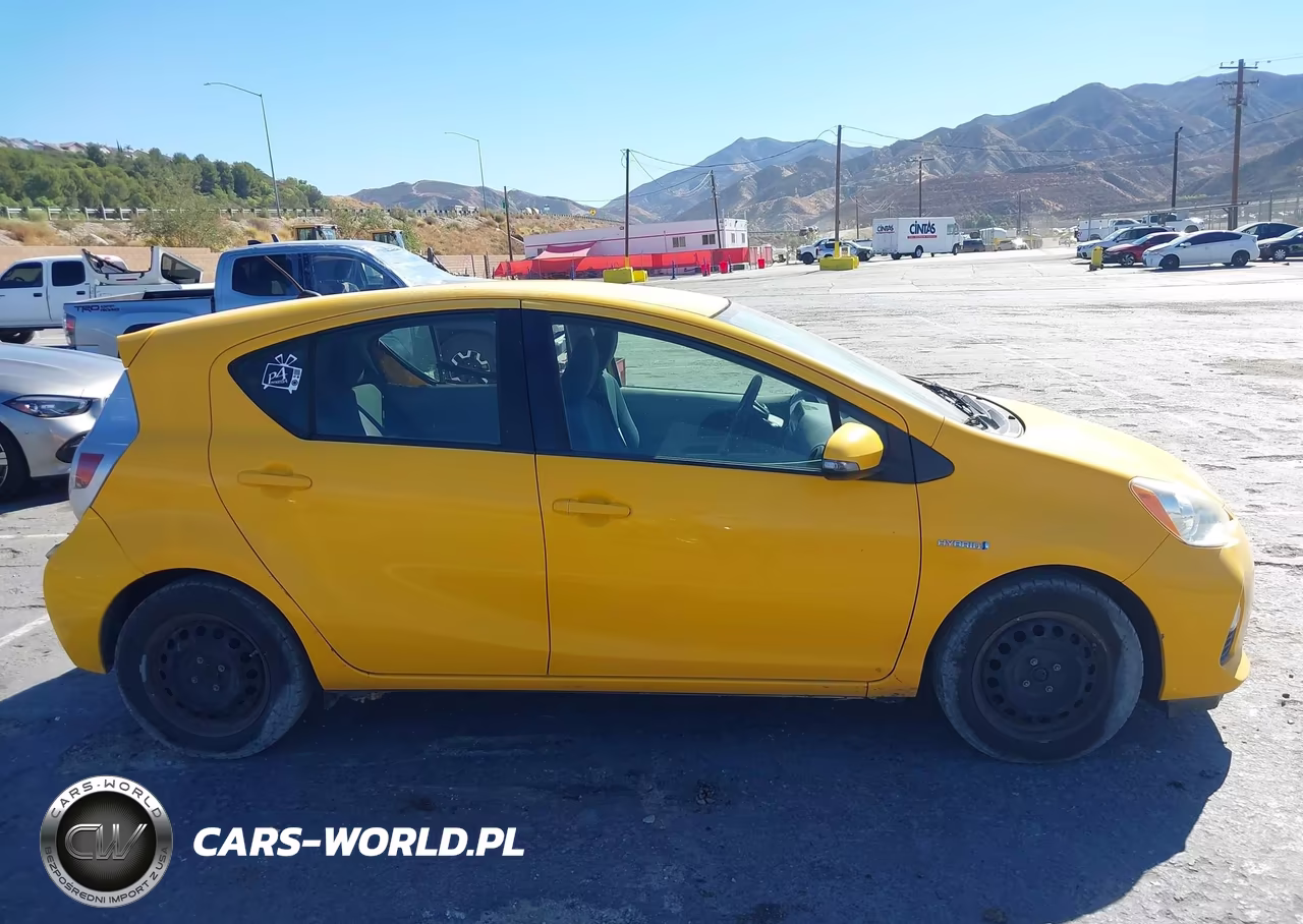 2014 Toyota Prius C Two VIN:JTDKDTB31E1068671 - 17