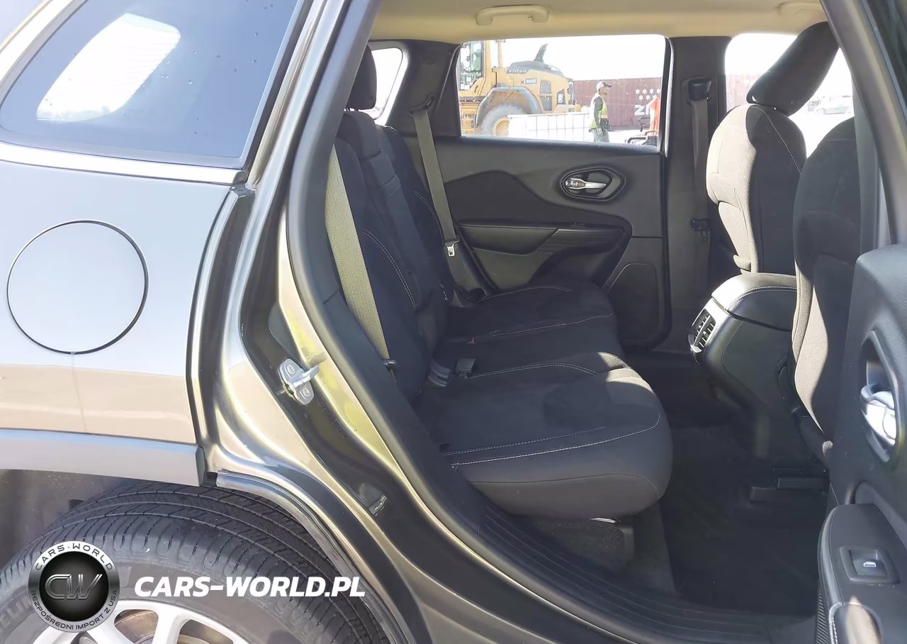 2015 Jeep Cherokee Latitude VIN:1C4PJMCS2FW583080 - 8