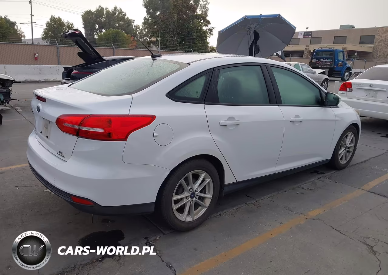 2016 Ford Focus Se VIN:1FADP3F23GL272404 - 4