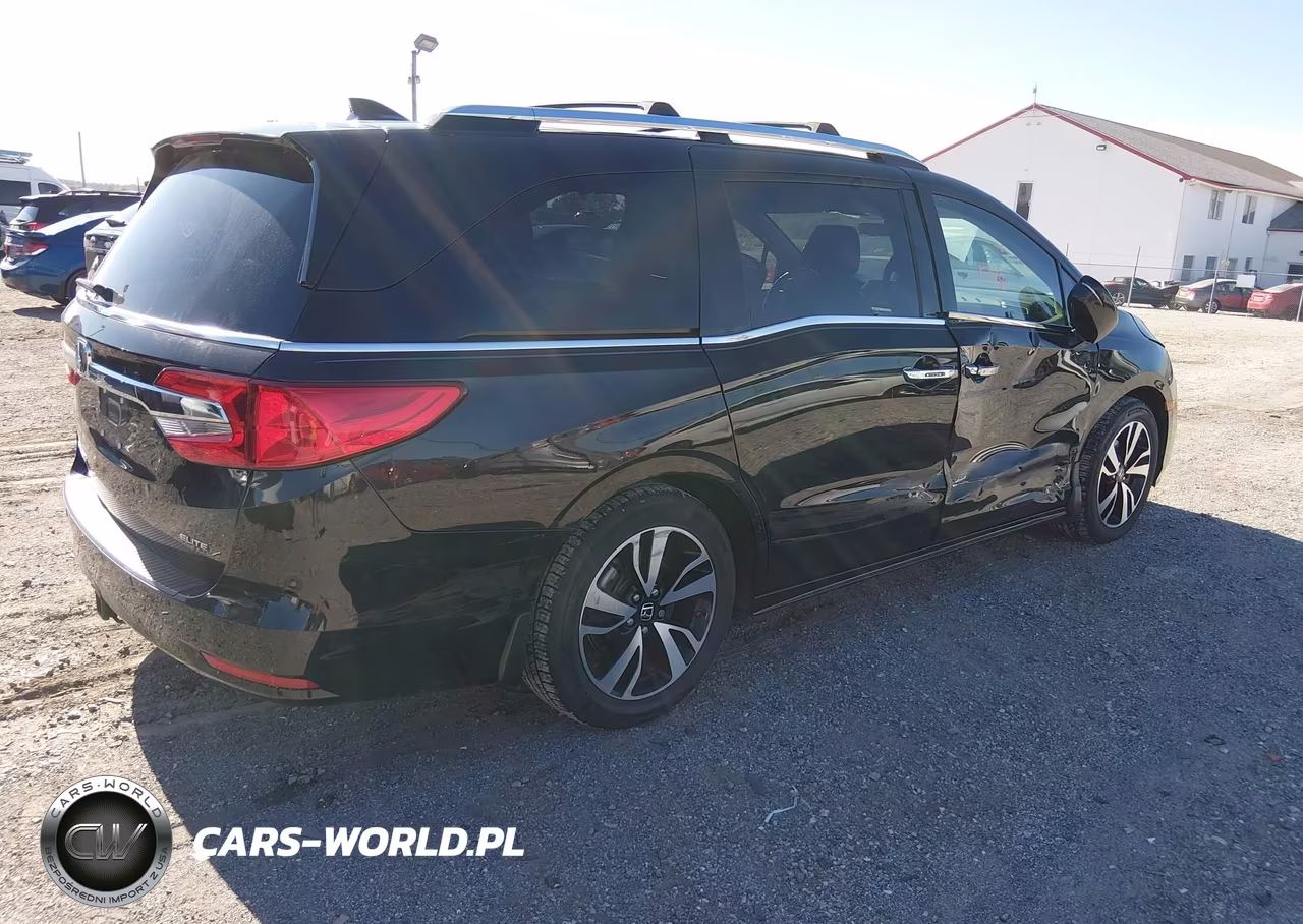2018 Honda Odyssey Elite VIN:5FNRL6H96JB071811 - 4