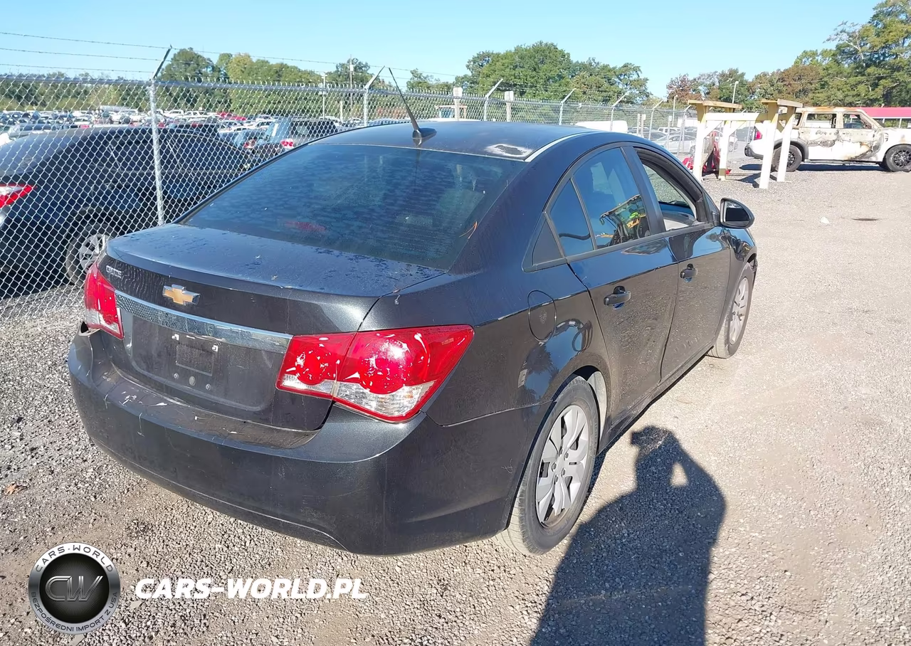 2014 Chevrolet Cruze Ls Auto VIN:1G1PA5SHXE7333082 - 4