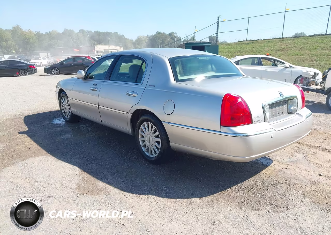 2005 Lincoln Town Car Signature VIN:1LNHM81W95Y622948 - 3