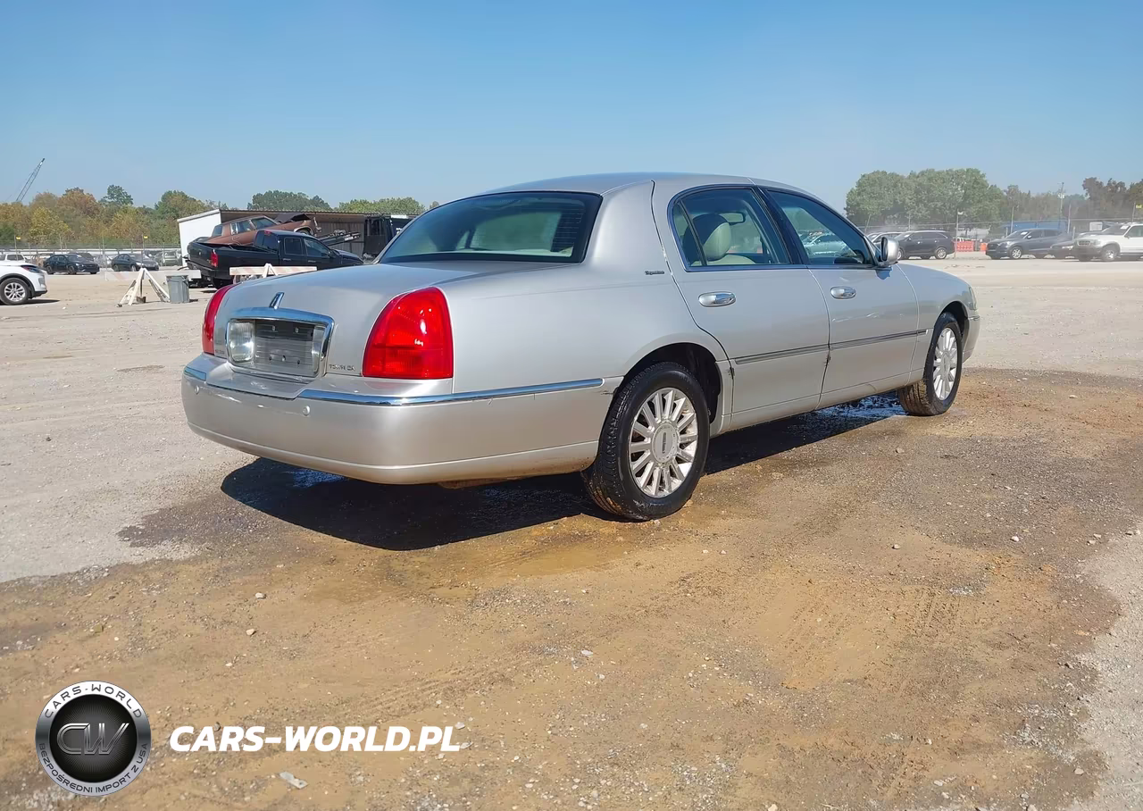 2005 Lincoln Town Car Signature VIN:1LNHM81W95Y622948 - 4