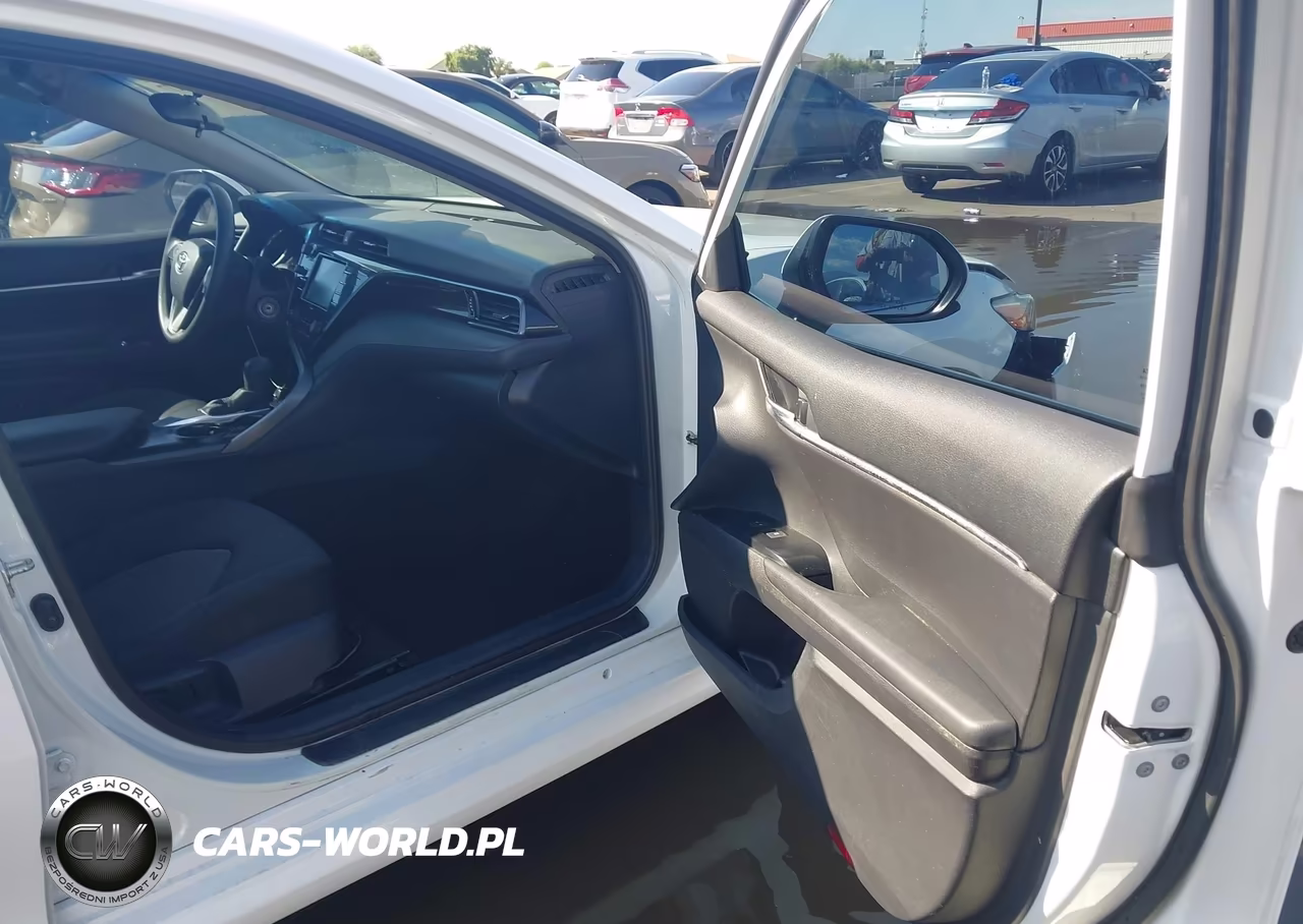 2020 Toyota Camry Le VIN:4T1C11AK0LU383205 - 5