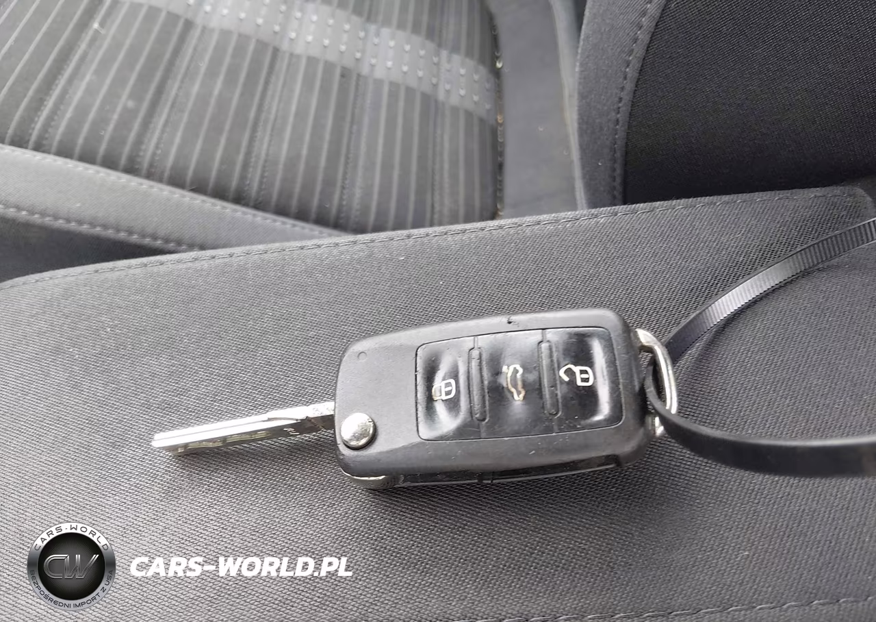 2013 Volkswagen Beetle 2.0T Turbo VIN:3VWV67AT0DM606615 - 11