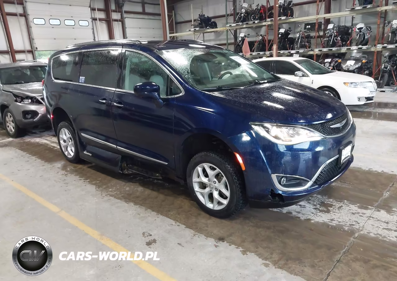2017 Chrysler Pacifica Touring-L Plus