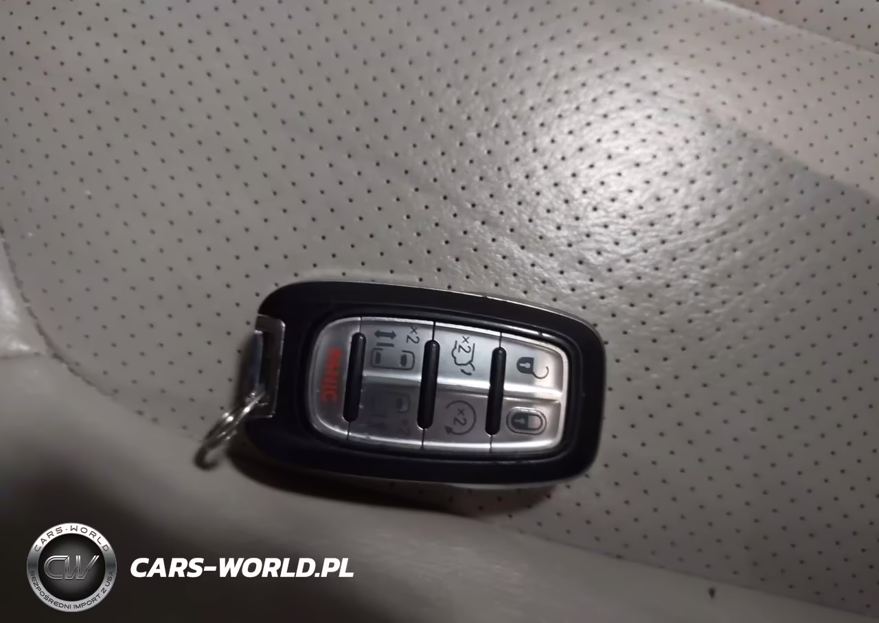 2017 Chrysler Pacifica Touring-L Plus VIN:2C4RC1EGXHR803460 - 11