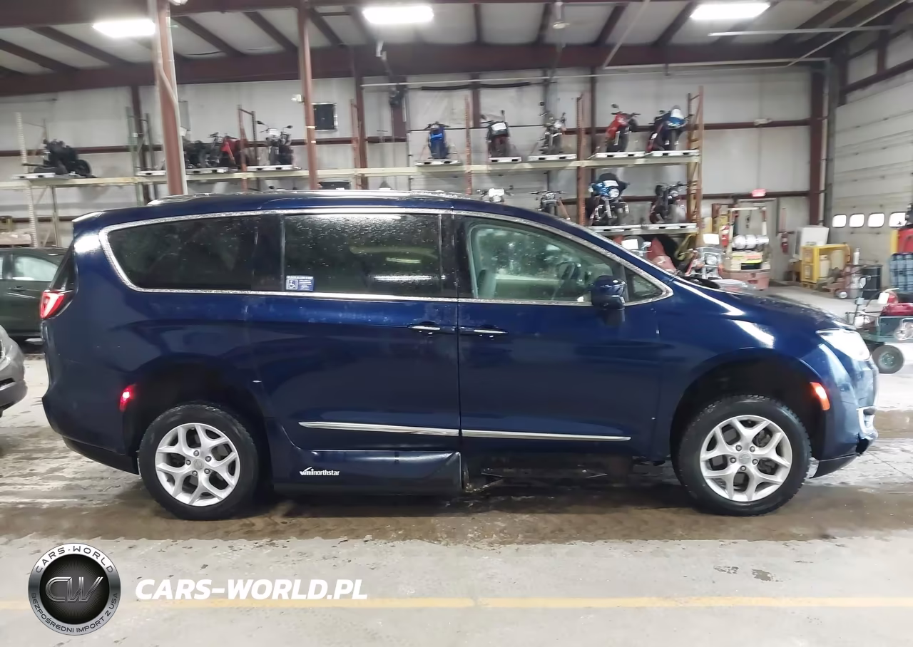 2017 Chrysler Pacifica Touring-L Plus VIN:2C4RC1EGXHR803460 - 13