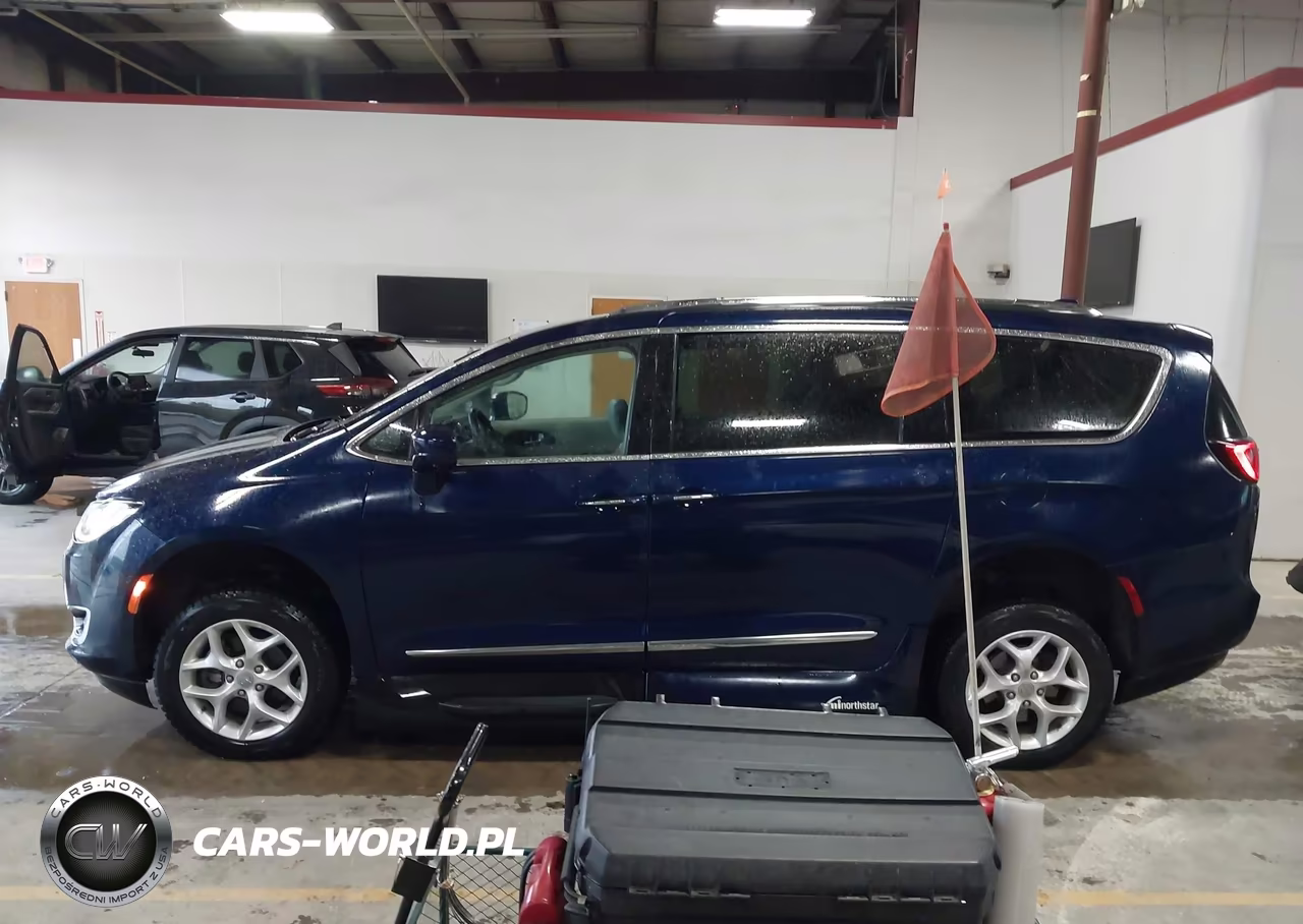 2017 Chrysler Pacifica Touring-L Plus VIN:2C4RC1EGXHR803460 - 14