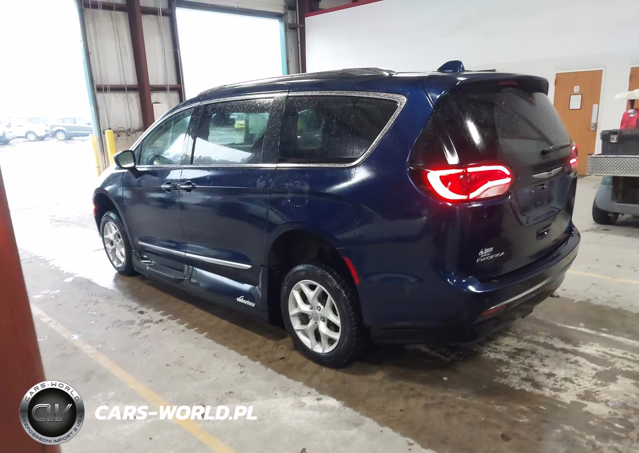 2017 Chrysler Pacifica Touring-L Plus VIN:2C4RC1EGXHR803460 - 3