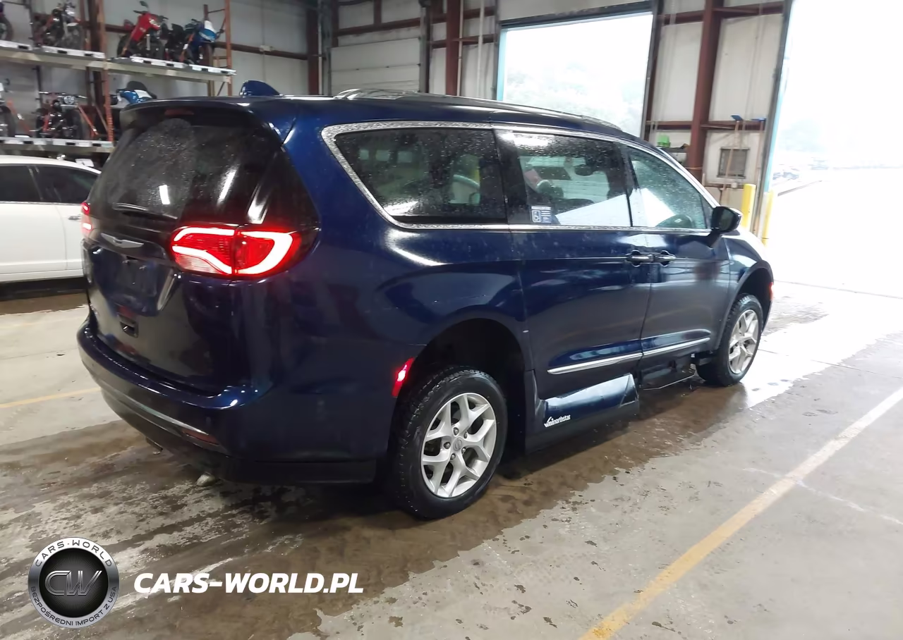 2017 Chrysler Pacifica Touring-L Plus VIN:2C4RC1EGXHR803460 - 4