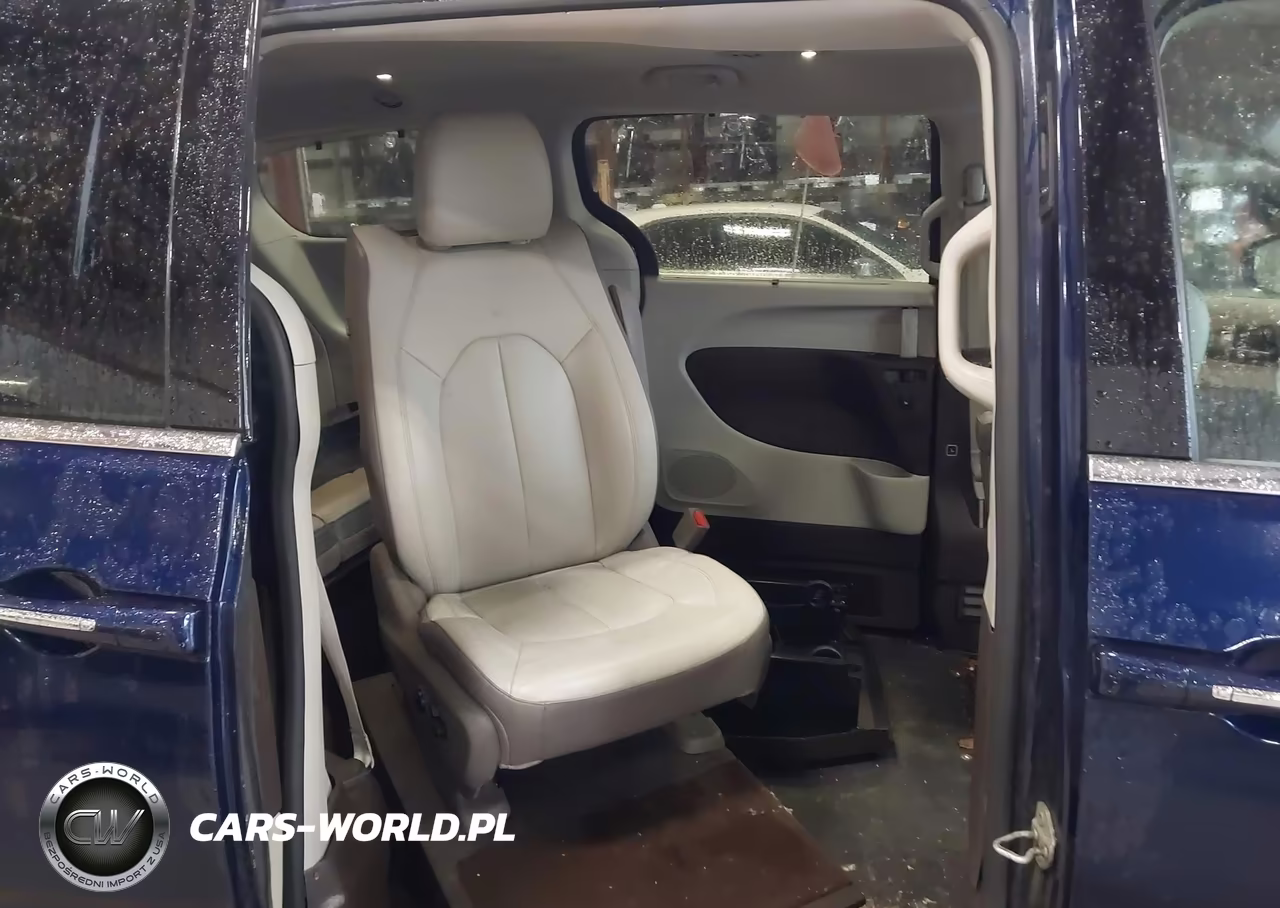 2017 Chrysler Pacifica Touring-L Plus VIN:2C4RC1EGXHR803460 - 8