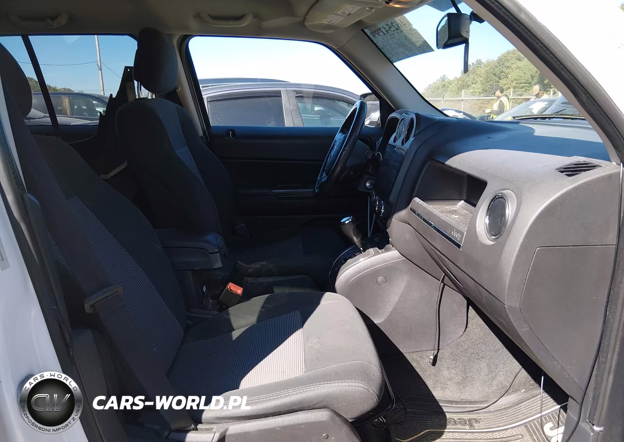 2012 Jeep Patriot Latitude VIN:1C4NJRFB4CD696360 - 5