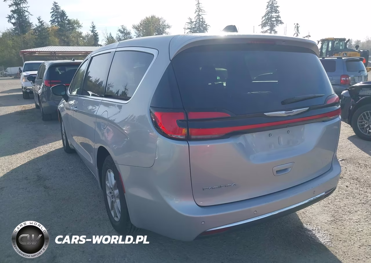2023 Chrysler Pacifica Touring L VIN:2C4RC1BG8PR620657 - 3