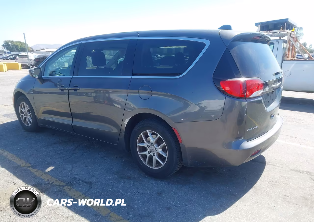 2017 Chrysler Pacifica Touring VIN:2C4RC1DG6HR533774 - 3