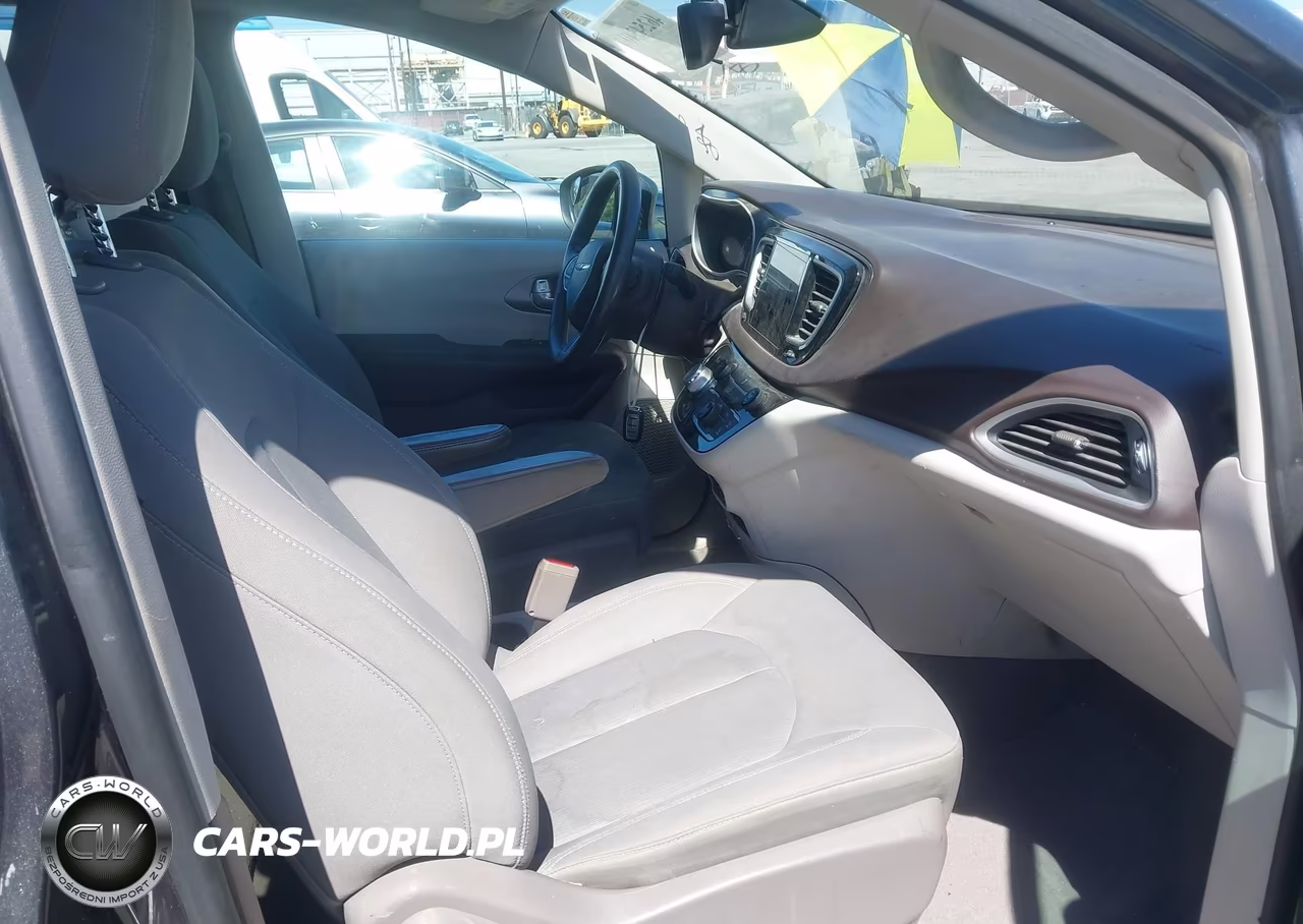2017 Chrysler Pacifica Touring VIN:2C4RC1DG6HR533774 - 5