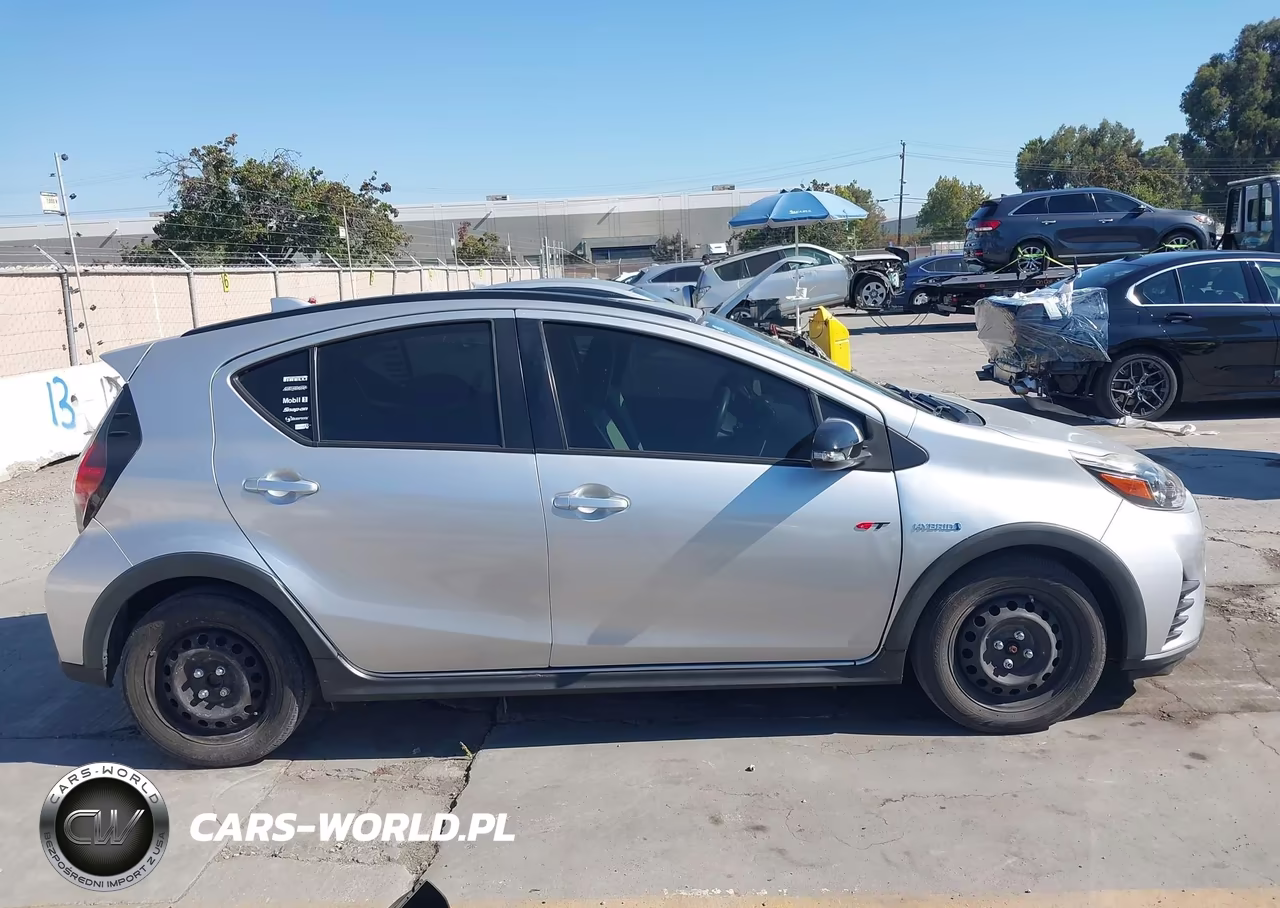 2018 Toyota Prius C One VIN:JTDKDTB35J1601907 - 14