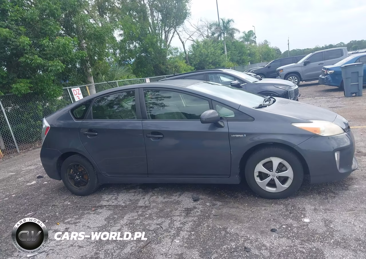 2013 Toyota Prius Two VIN:JTDKN3DU7D5577982 - 13
