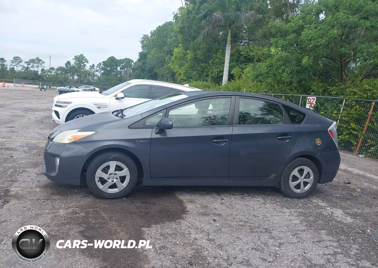 2013 Toyota Prius Two VIN:JTDKN3DU7D5577982 - 14