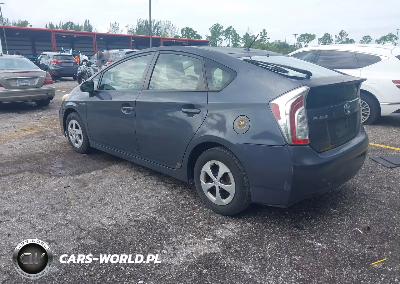 2013 Toyota Prius Two VIN:JTDKN3DU7D5577982 - 3