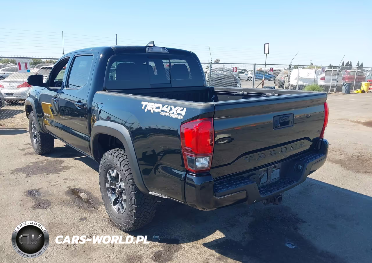 2018 Toyota Tacoma Trd Off Road VIN:5TFCZ5AN6JX123353 - 3