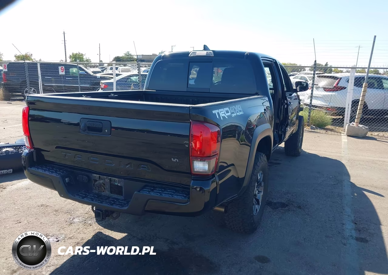 2018 Toyota Tacoma Trd Off Road VIN:5TFCZ5AN6JX123353 - 4