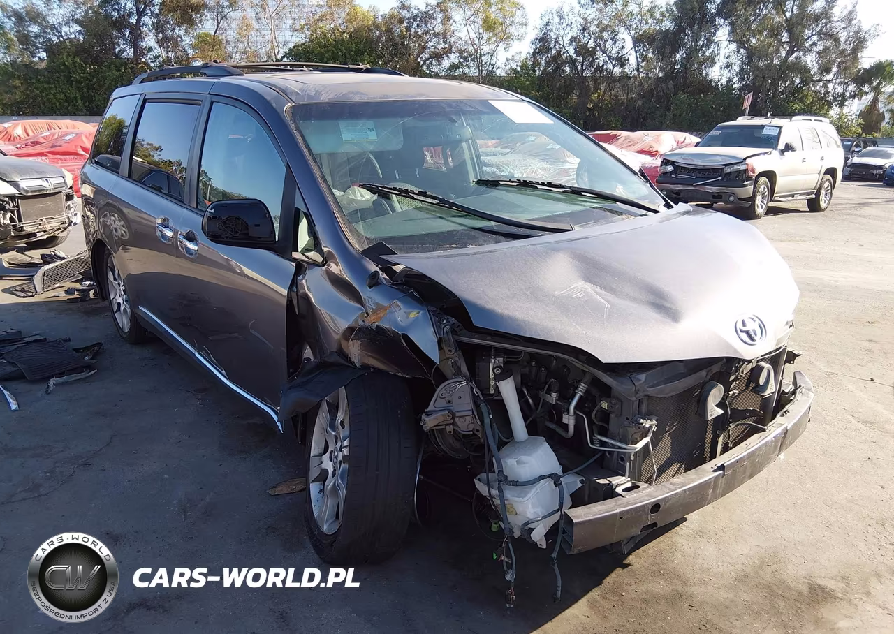 2013 Toyota Sienna Se 8 Passenger