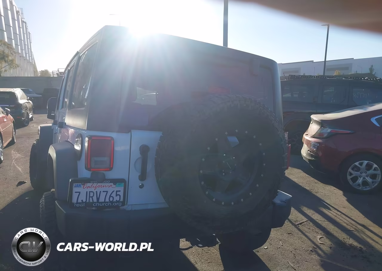 2015 Jeep Wrangler Unlimited Sport VIN:1C4BJWDG1FL592127 - 17