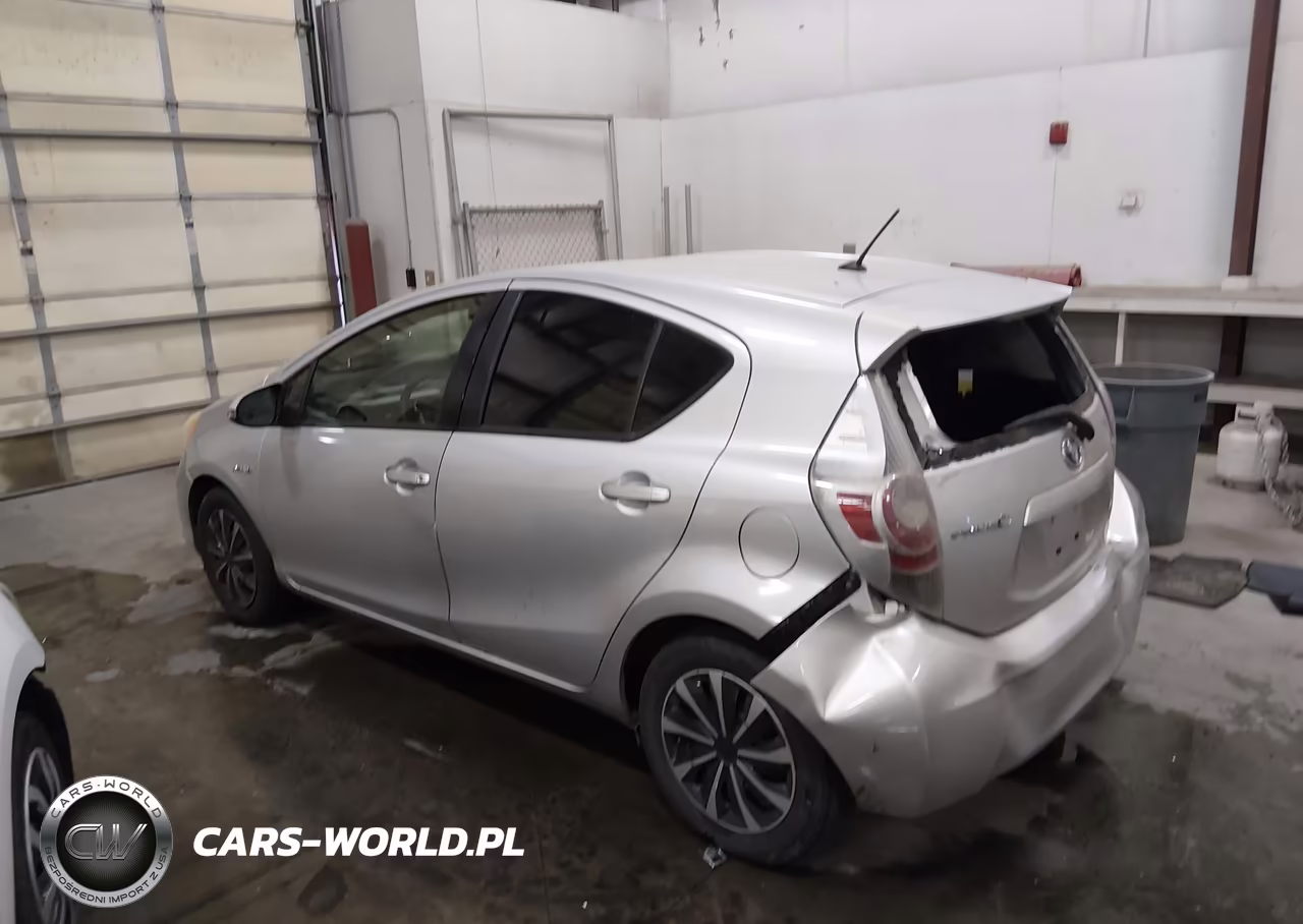 2014 Toyota Prius C One VIN:JTDKDTB37E1074152 - 3
