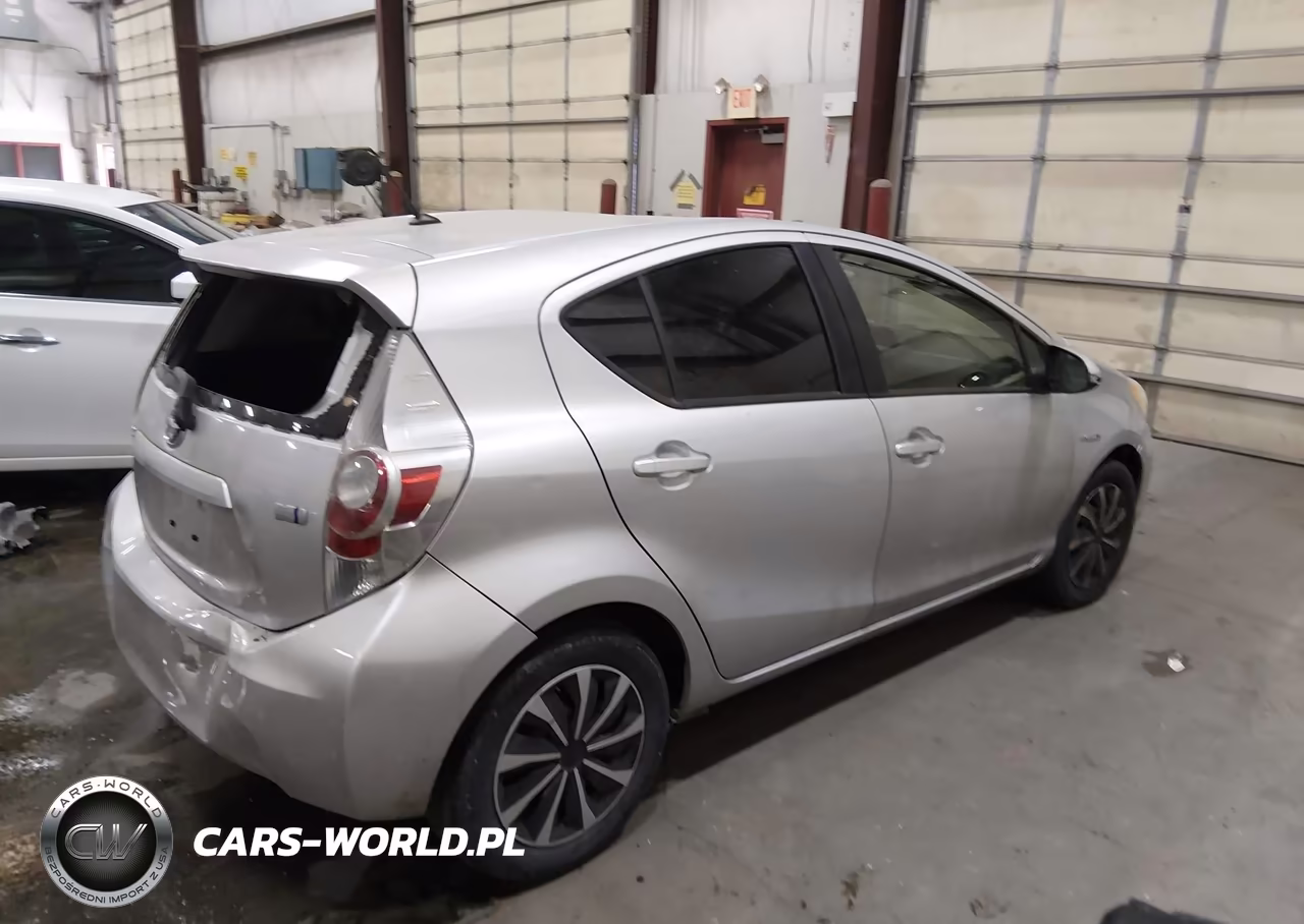 2014 Toyota Prius C One VIN:JTDKDTB37E1074152 - 4