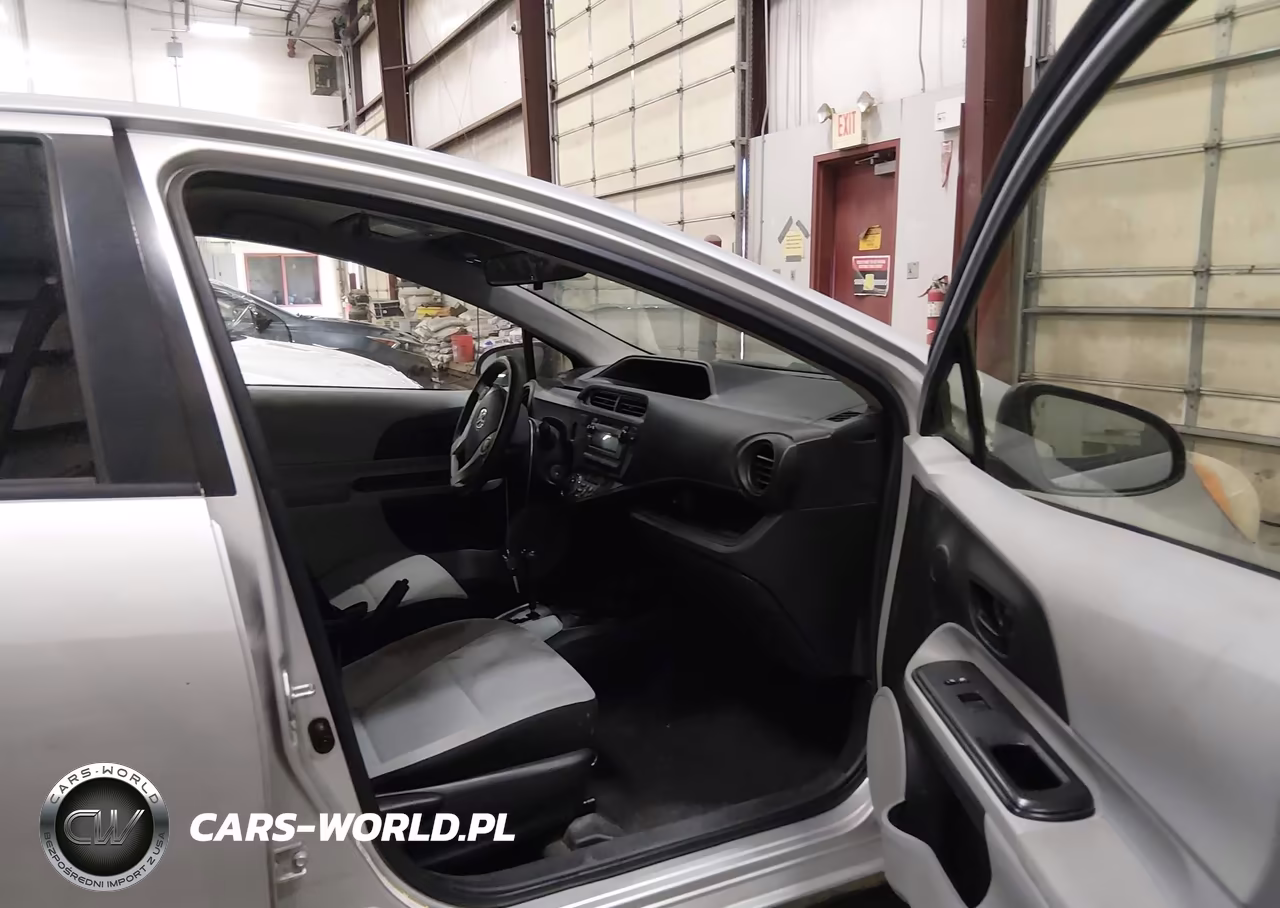 2014 Toyota Prius C One VIN:JTDKDTB37E1074152 - 5