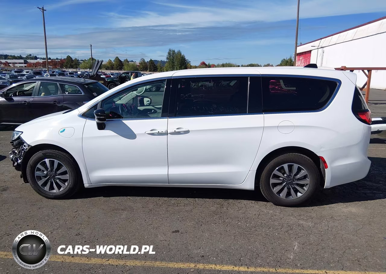2024 Chrysler Pacifica Hybrid Select VIN:2C4RC1S7XRR156628 - 15