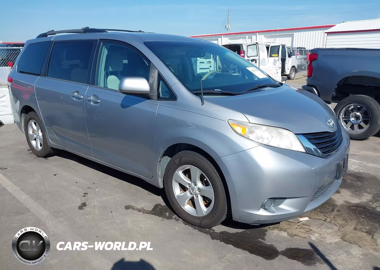 2013 Toyota Sienna Le V6 8 Passenger