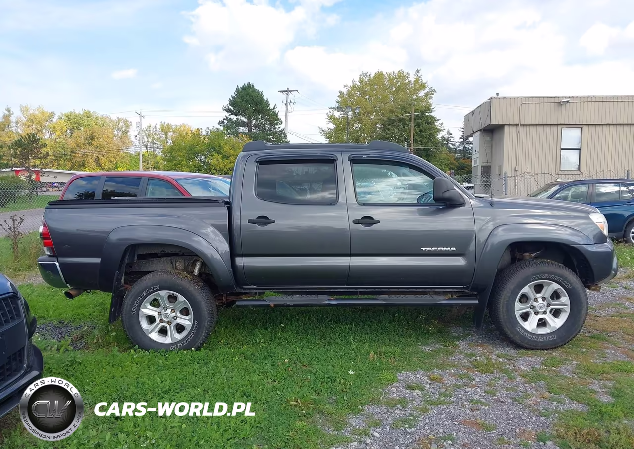 2015 Toyota Tacoma Base V6 VIN:3TMLU4EN0FM176369 - 13