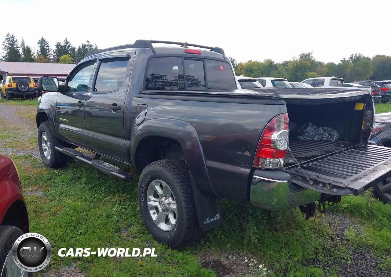 2015 Toyota Tacoma Base V6 VIN:3TMLU4EN0FM176369 - 3