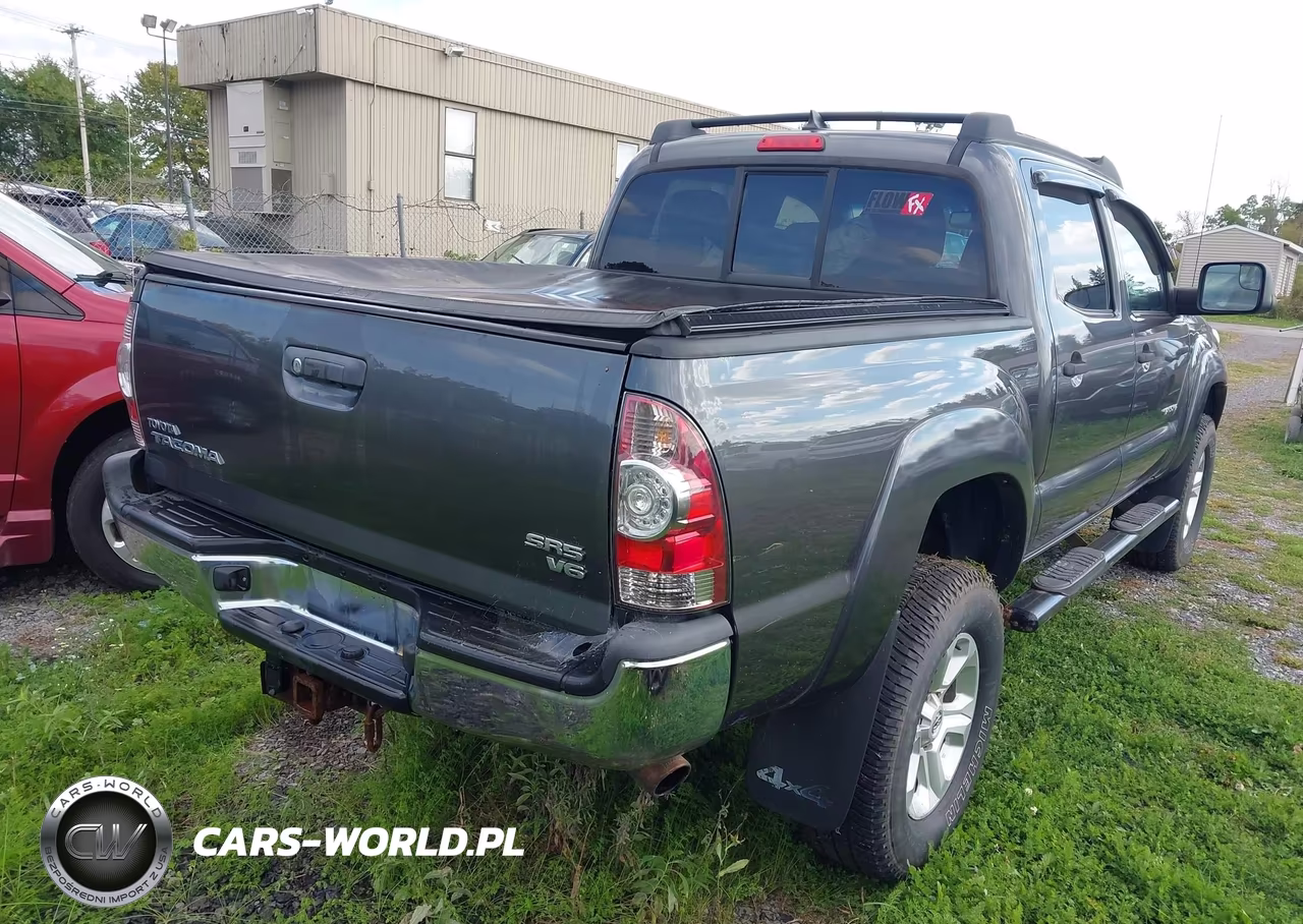 2015 Toyota Tacoma Base V6 VIN:3TMLU4EN0FM176369 - 4