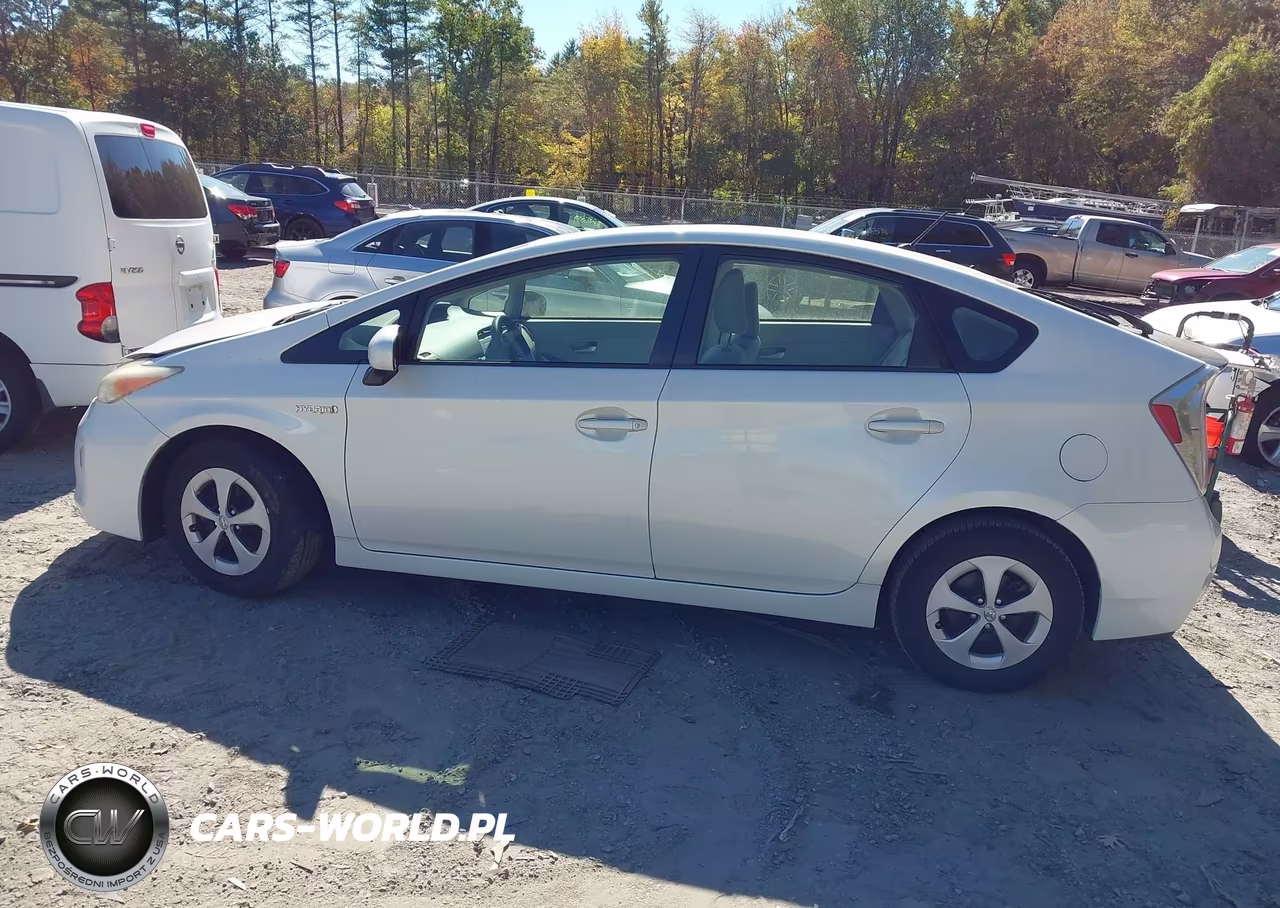 2013 Toyota Prius Two VIN:JTDKN3DU6D5672923 - 14